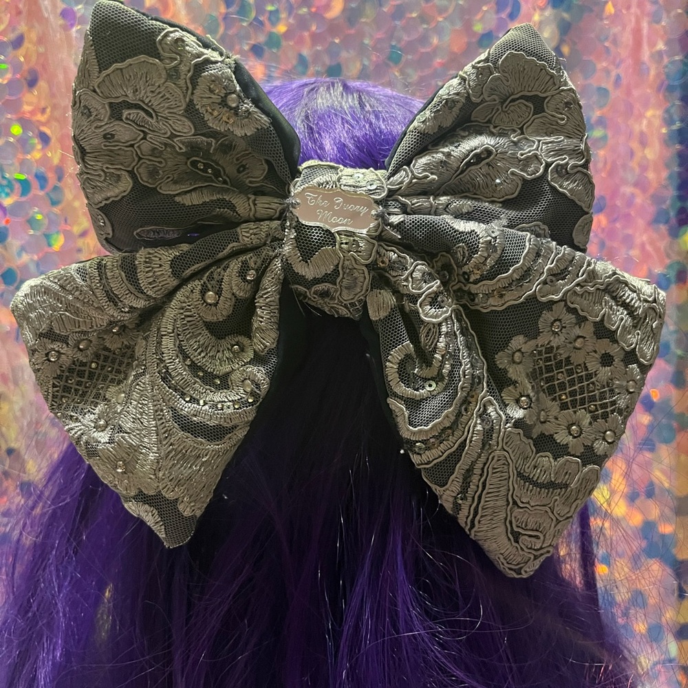The Ivory Moon 🌔 Steel cobalt giant Bow
